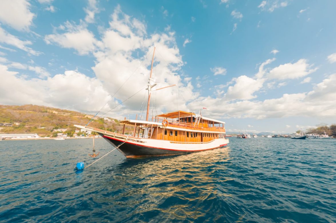 Open Trip Phinisi Elvano