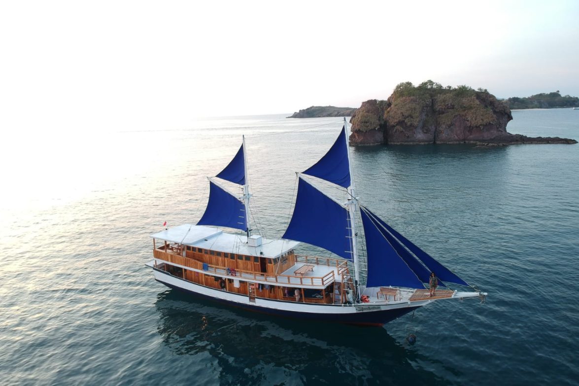 GIT Full Day Phinisi Boat